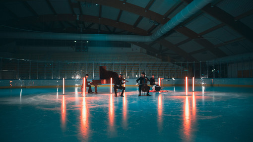 VIDEO E FOTO. La magia delle feste all'Acinque Ice Arena celebrata da una danza sul ghiaccio sulle note inconfondibili degli SdueT