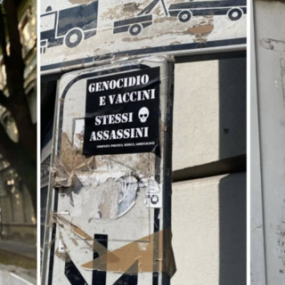 Gli adesivi trovati a Saronno