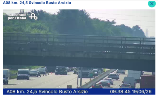 Le immagini dell'incidente con il mezzo pesante dalla webcam di Autostrade per l'Italia Le immagini dell'incidente con il mezzo pesante dalla webcam di Autostrade per l'Italia