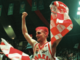 Gianmarco Pozzecco con la maglia insanguinata portato in trionfo dai tifosi biancorossi: è l'11 maggio 1999, la Pallacanestro Varese ha appena vinto il suo decimo scudetto