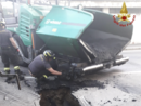FOTO. Sesto Calende, macchina asfaltatrice finisce nella voragine in strada