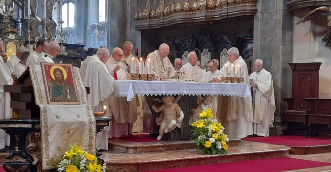 Una precedente messa della patronale: la parrocchia ha diffuso un'omelia passata di monsignor Claudio Livetti, un gesto affettuoso e prezioso per la comunità
