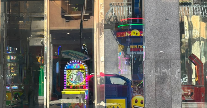 Un nuovo esercizio commerciale colora il centro di Busto: in via Crespi aprirà presto una sala giochi