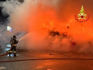 L'autobus in fiamme a Sesto San Giovanni e l'intervento dei vigili del fuoco
