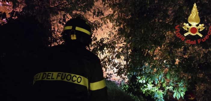 Maxi incendio alle porte di Como, fiamme vicino alle abitazioni: evacuate cinque persone Maxi incendio alle porte di Como, fiamme vicino alle abitazioni: evacuate cinque persone