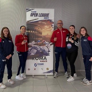 Le atlete dello Skorpion Karate con il tecnico Massimiliano Dominici