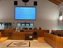 La sala consiliare di palazzo Broletto durante la presentazione del progetto per la piscina, foto dalla pagina Fb Ocg