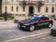 Infastidito per aver dovuto spostare l'auto, aggredisce il proprietario di casa e gli rompe un dito: denunciato