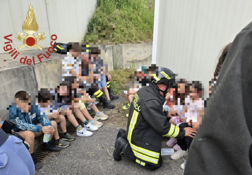 I piccoli assistiti dai vigili del fuoco dopo l'incidente