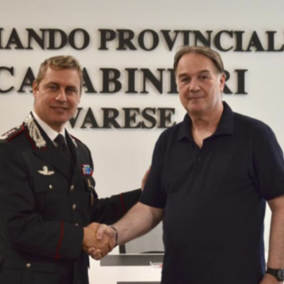 Il luogotenente Ghezzi riceve il saluto del comandante provinciale dei carabinieri, colonnello Marco Gagliardo