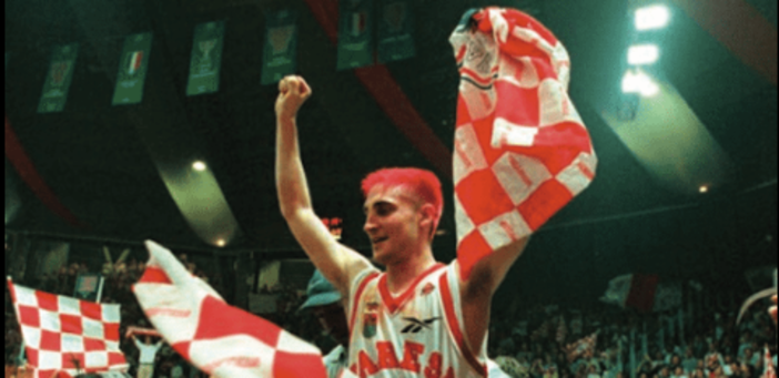 Gianmarco Pozzecco con la maglia insanguinata portato in trionfo dai tifosi biancorossi: è l'11 maggio 1999, la Pallacanestro Varese ha appena vinto il suo decimo scudetto