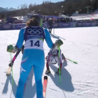 Una scena memorabile che entra nella leggenda dello sport: le seconde a pari tempo del gigante olimpico, la norvegese Thea Louise Stjernesund e la svedese Sara Hector, corrono incontro alla divina Federica Brignone dopo il traguardo e si inchinano