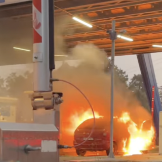 Incendio al casello di Sesto Calende: un'auto completamente in preda alle fiamme