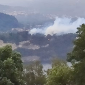 VIDEO. Incendio nei boschi sopra Arolo di Leggiuno forse causato da un fulmine VIDEO. Incendio nei boschi sopra Arolo di Leggiuno forse causato da un fulmine