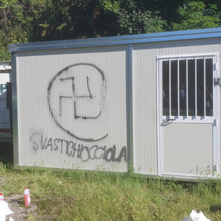 Le scritte naziste alla festa del Pd alla Schiranna
