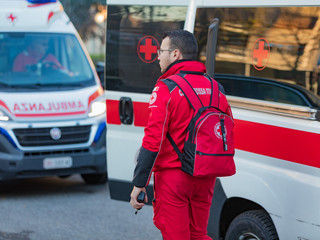 La Cri di Busto alla partenza di “BA è Natale” (foto Luca Micheli)