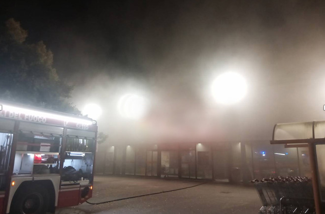 Incendio nella notte in un supermercato: le guardie giurate se ne accorgono e danno l'allarme in tempo