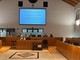 La sala consiliare di palazzo Broletto durante la presentazione del progetto per la piscina, foto dalla pagina Fb Ocg