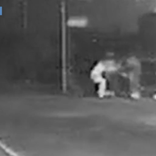 Un fermo immagine dell'aggressione in un video