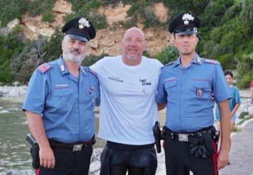 L'appuntato scelto Fabio Latanza con i colleghi della stazione di San Felice Circeo al suo arrivo dopo la traversata