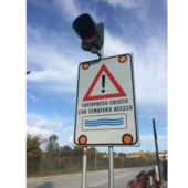 Il cartello che indica chiaramente il funzionamento del semaforo del sottopasso i Casorate in caso di allagamento Il cartello che indica chiaramente il funzionamento del semaforo del sottopasso i Casorate in caso di allagamento
