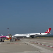 L'aereo atterrato a Malpensa dalla Turchia con a bordo le salme dei sub italiani morti alle Maldive