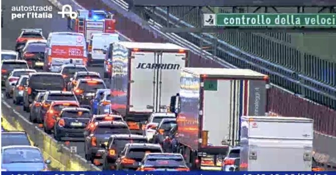 Le code e i mezzi dei vigili del fuoco visti dalle webcam di Autostrade per l'Italia