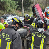 Le immagini dell'incidente di Solbiate Arno dove un'auto si è ribaltata