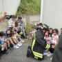 I piccoli assistiti dai vigili del fuoco dopo l'incidente