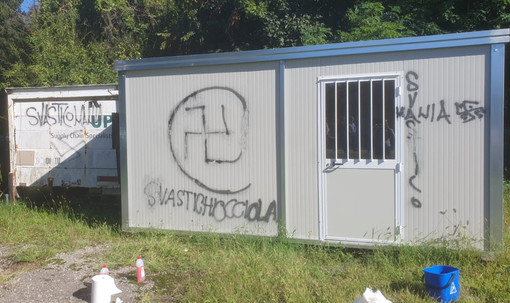 Le scritte naziste alla festa del Pd alla Schiranna