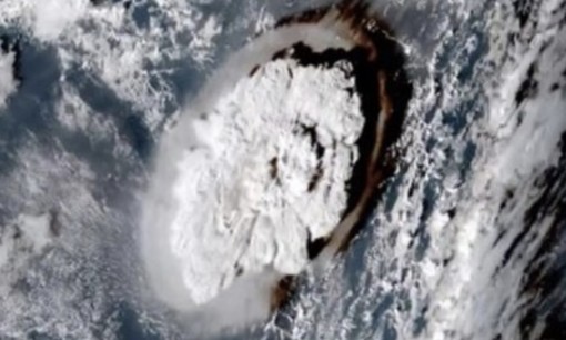 Esplosione del vulcano alle Tonga: anche il Centro Geofisico registra l'onda d'urto