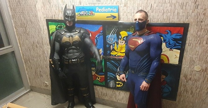 La recente visita di Batman e Superman alla Pediatria di Busto