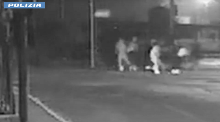 Un fermo immagine dell'aggressione ripreso dalle telecamere di videosorveglianza Un fermo immagine dell'aggressione ripreso dalle telecamere di videosorveglianza