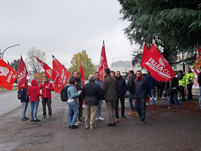 Il sindaco con i lavoratori al presidio dello scorso 17 novembre