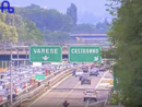 A8 bloccata verso Milano: un'auto si è ribaltata A8 bloccata verso Milano: un'auto si è ribaltata