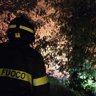 Maxi incendio alle porte di Como, fiamme vicino alle abitazioni: evacuate cinque persone