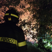 Maxi incendio alle porte di Como, fiamme vicino alle abitazioni: evacuate cinque persone