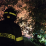 Maxi incendio alle porte di Como, fiamme vicino alle abitazioni: evacuate cinque persone