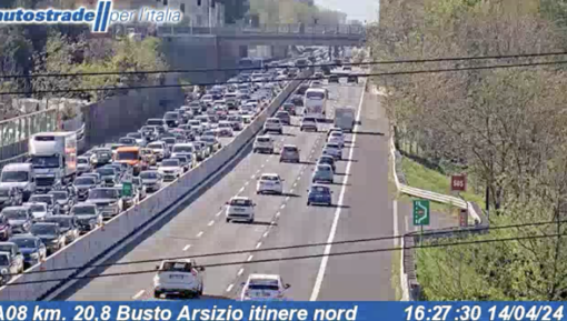 Il traffico questo pomeriggio in A8 tra le uscite di Busto e Castellanza (foto Autostrade per l'Italia)