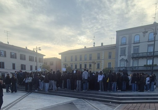 Studenti delle superiori in manifestazione a Busto, corteo in centro Studenti delle superiori in manifestazione a Busto, corteo in centro