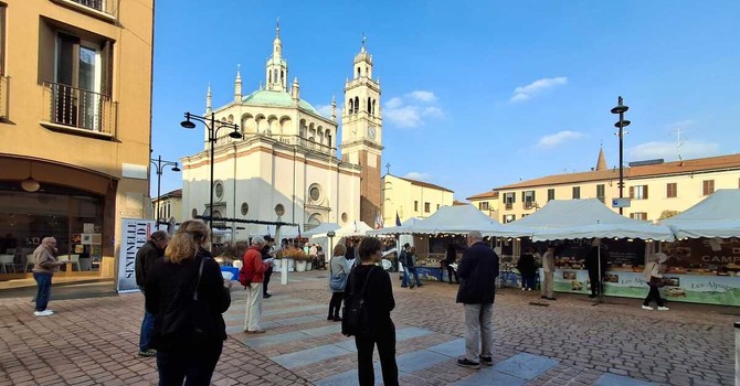 Sentinelle e salami: lo strano colpo d’occhio offerto da piazza Santa Maria