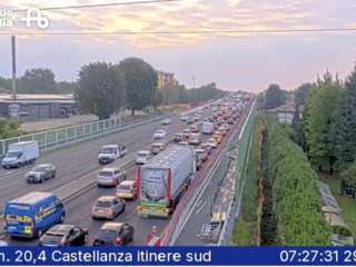 Le immagini dell'incidente e delle code in A8 ripreso dalle telecamere di Autostrade per l'Italia Le immagini dell'incidente e delle code in A8 ripreso dalle telecamere di Autostrade per l'Italia