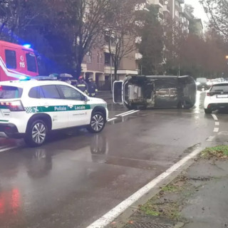 L'auto ribaltata a Saronno (foto tratta da IlSaronno.it) L'auto ribaltata a Saronno (foto tratta da IlSaronno.it)