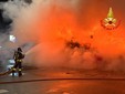 L'autobus in fiamme a Sesto San Giovanni e l'intervento dei vigili del fuoco