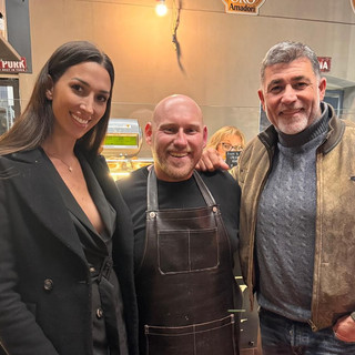 Nuova apertura a Cassano: al taglio del nastro della “Griglieria Don Tony” anche Sofia Giaele De Donà e Beppe Pettinato Nuova apertura a Cassano: al taglio del nastro della “Griglieria Don Tony” anche Sofia Giaele De Donà e Beppe Pettinato