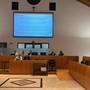 La sala consiliare di palazzo Broletto durante la presentazione del progetto per la piscina, foto dalla pagina Fb Ocg