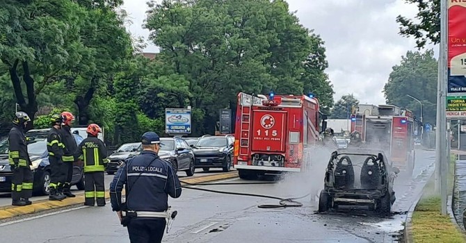 Auto divorata dalle fiamme in via per Fagnano a Busto: strada bloccata e viabilità in tilt Auto divorata dalle fiamme in via per Fagnano a Busto: strada bloccata e viabilità in tilt