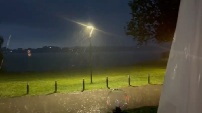 Un fiume d'acqua all'improvviso sul lungolago di Gavirate nella serata di oggi, domenica 31 maggio