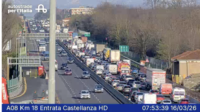 La situazione del traffico a Castellanza (foto webcam Autostrade per l'Italia) La situazione del traffico a Castellanza (foto webcam Autostrade per l'Italia)