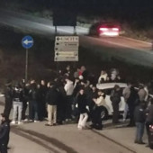 Gli amici di Emanuele e Michele sabato sera sul luogo del tragico incidente stradale (foto tratta da IlSaronno.it)